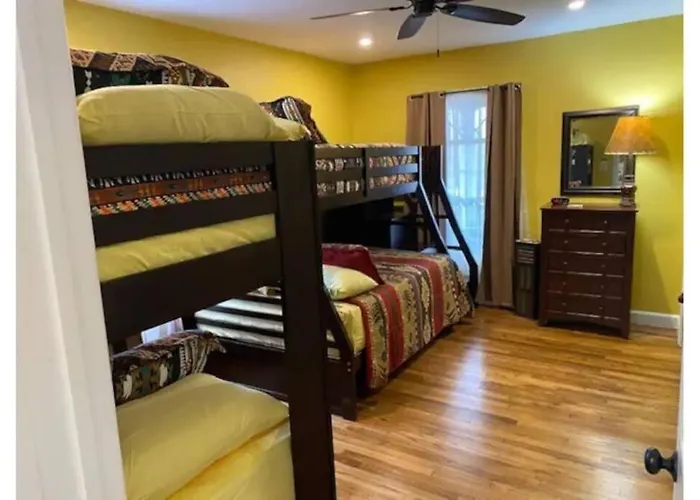 Stockyards!-1 Block Away ! Cowboy Cottage Sleeps 9