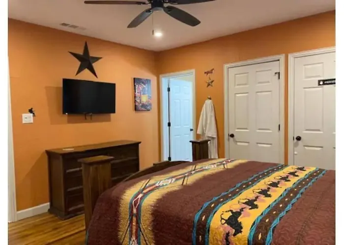 Stockyards!-1 Block Away ! Cowboy Cottage Sleeps 9