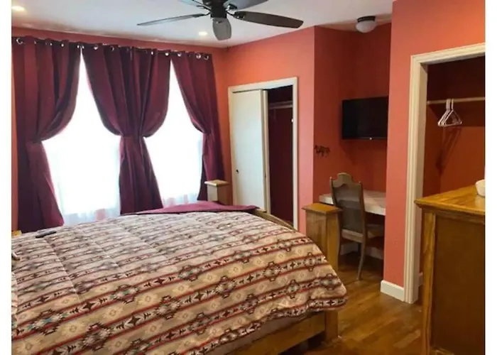 Stockyards!-1 Block Away ! Cowboy Cottage Sleeps 9