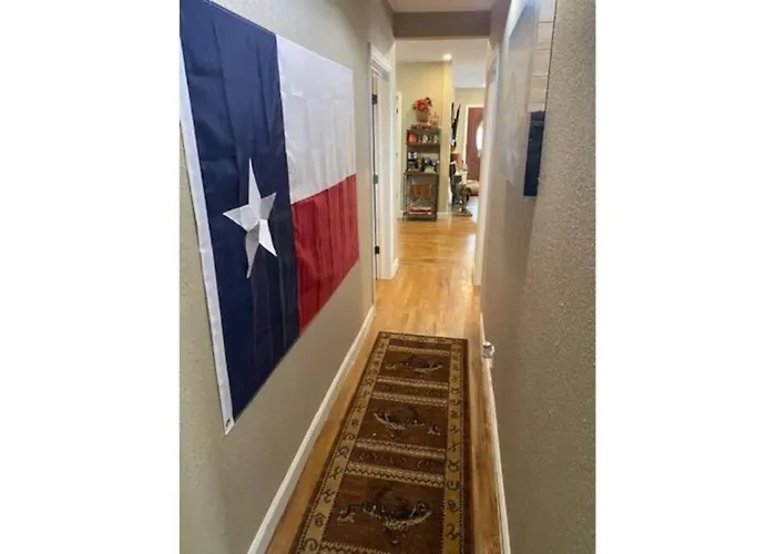Stockyards!-1 Block Away ! Cowboy Cottage Sleeps 9