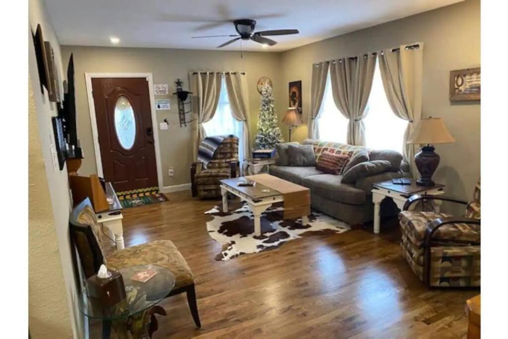 Stockyards!-1 Block Away ! Cowboy Sleeps 9 * Fort Worth