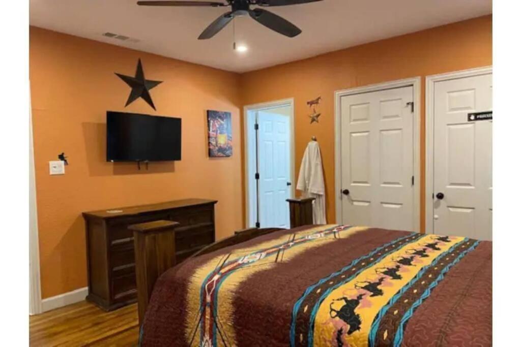 Stockyards!-1 Block Away ! Cowboy Sleeps 9 Ferienhaus