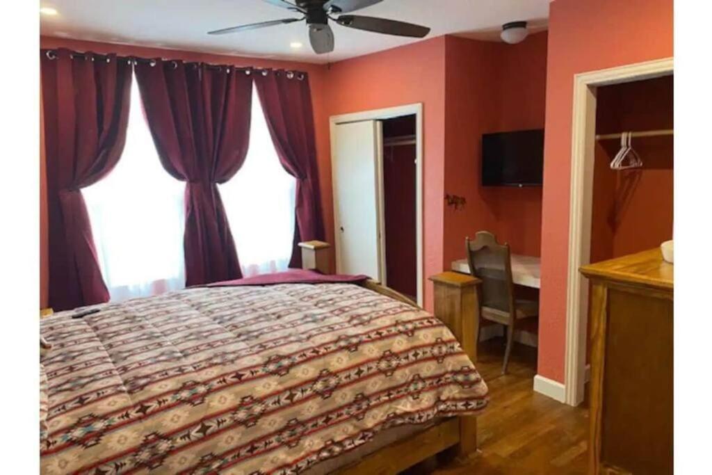 Ferienhaus Stockyards!-1 Block Away ! Cowboy Sleeps 9 *