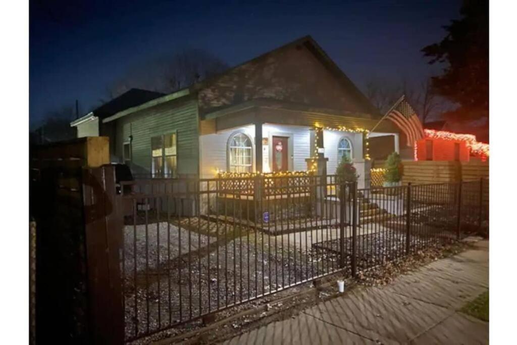 Stockyards!-1 Block Away ! Cowboy Sleeps 9