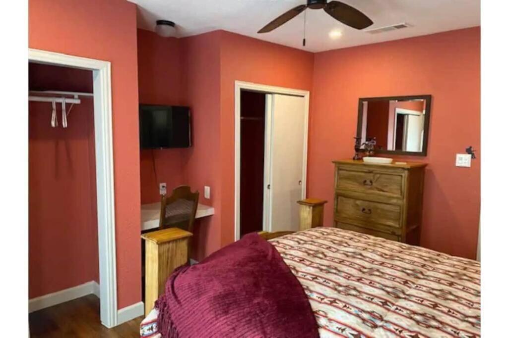 Stockyards!-1 Block Away ! Cowboy Sleeps 9 Fort Worth