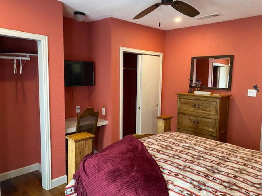 Ferienhaus Stockyards!-1 Block Away ! Cowboy Sleeps 9 *
