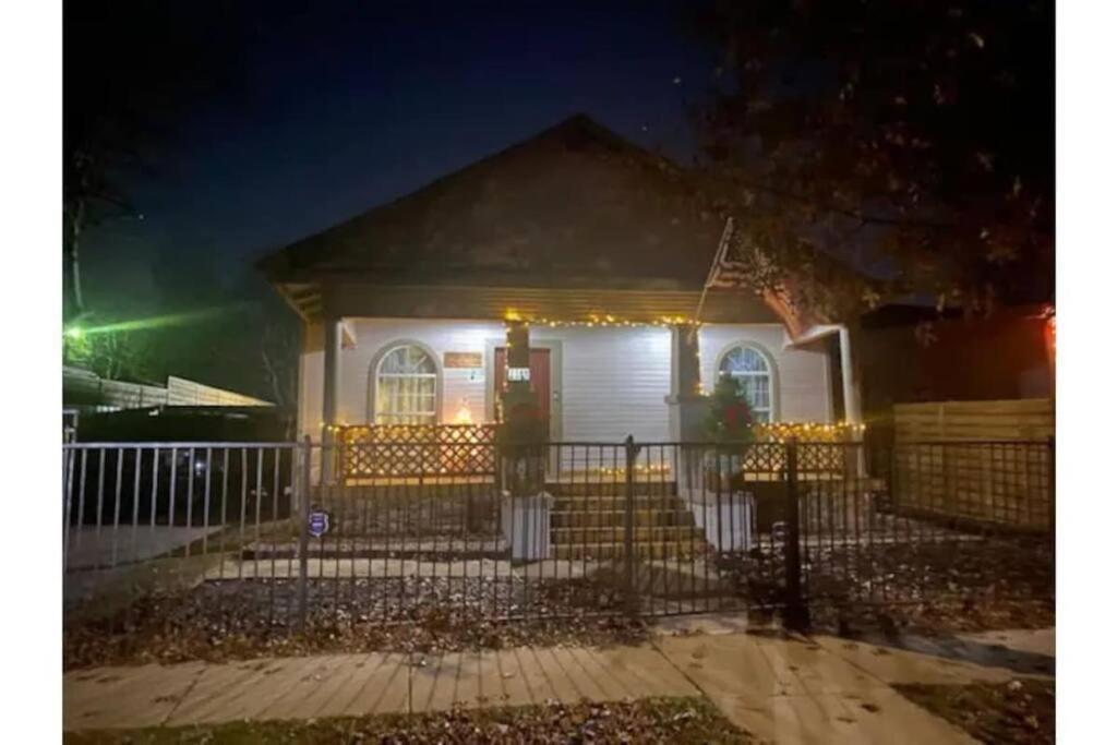 Stockyards!-1 Block Away ! Cowboy Sleeps 9 *