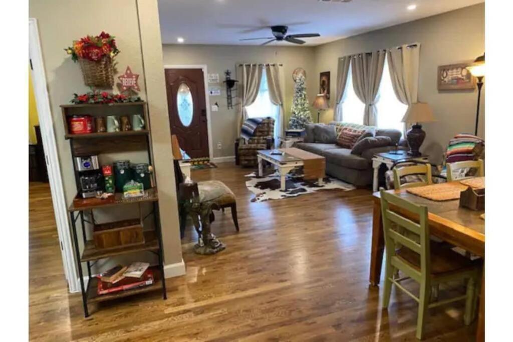 Stockyards!-1 Block Away ! Cowboy Sleeps 9 Fort Worth
