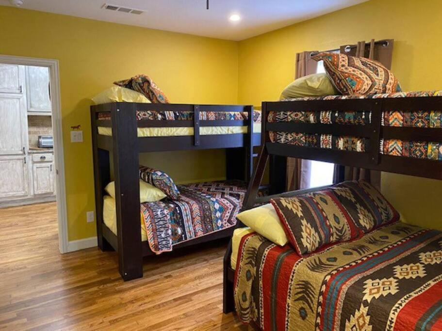 Ferienhaus Stockyards!-1 Block Away ! Cowboy Sleeps 9