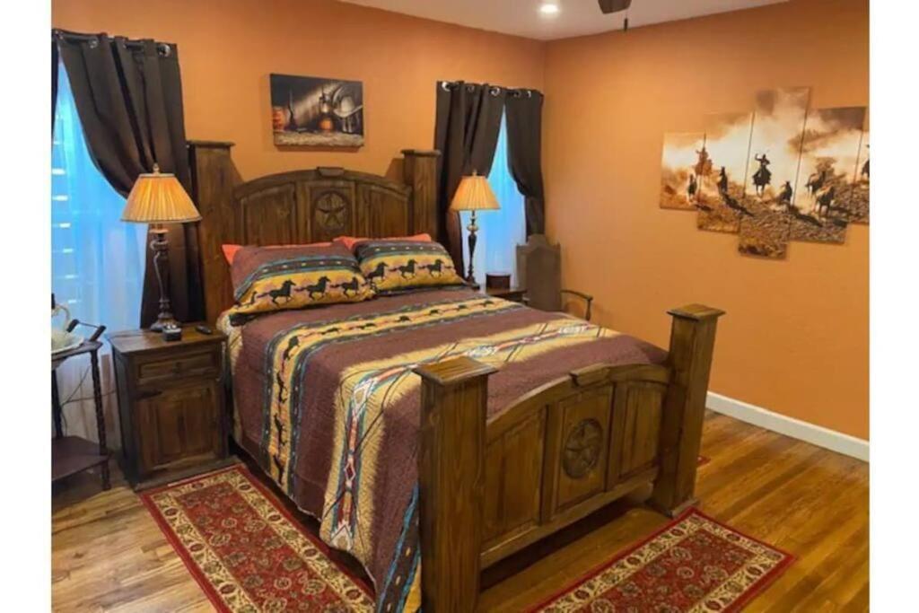 Stockyards!-1 Block Away ! Cowboy Sleeps 9 Fort Worth
