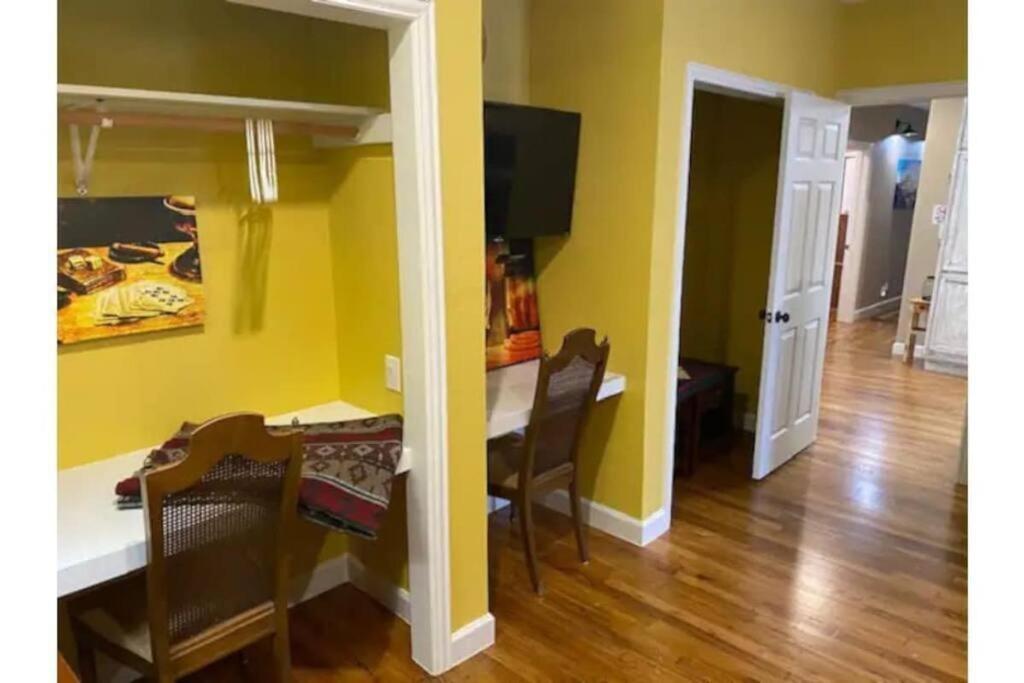 Stockyards!-1 Block Away ! Cowboy Sleeps 9