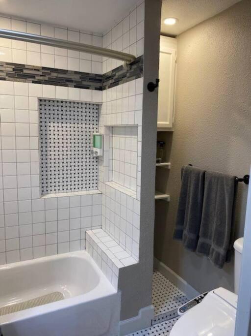 Stockyards!-1 Block Away ! Cowboy Sleeps 9 Ferienhaus *