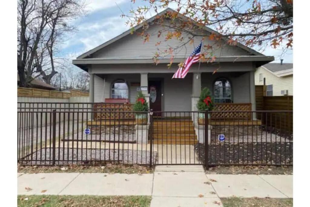 Ferienhaus Stockyards!-1 Block Away ! Cowboy Sleeps 9