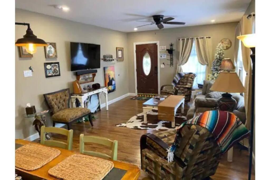 Stockyards!-1 Block Away ! Cowboy Sleeps 9 Fort Worth