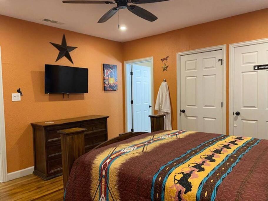 Stockyards!-1 Block Away ! Cowboy Sleeps 9