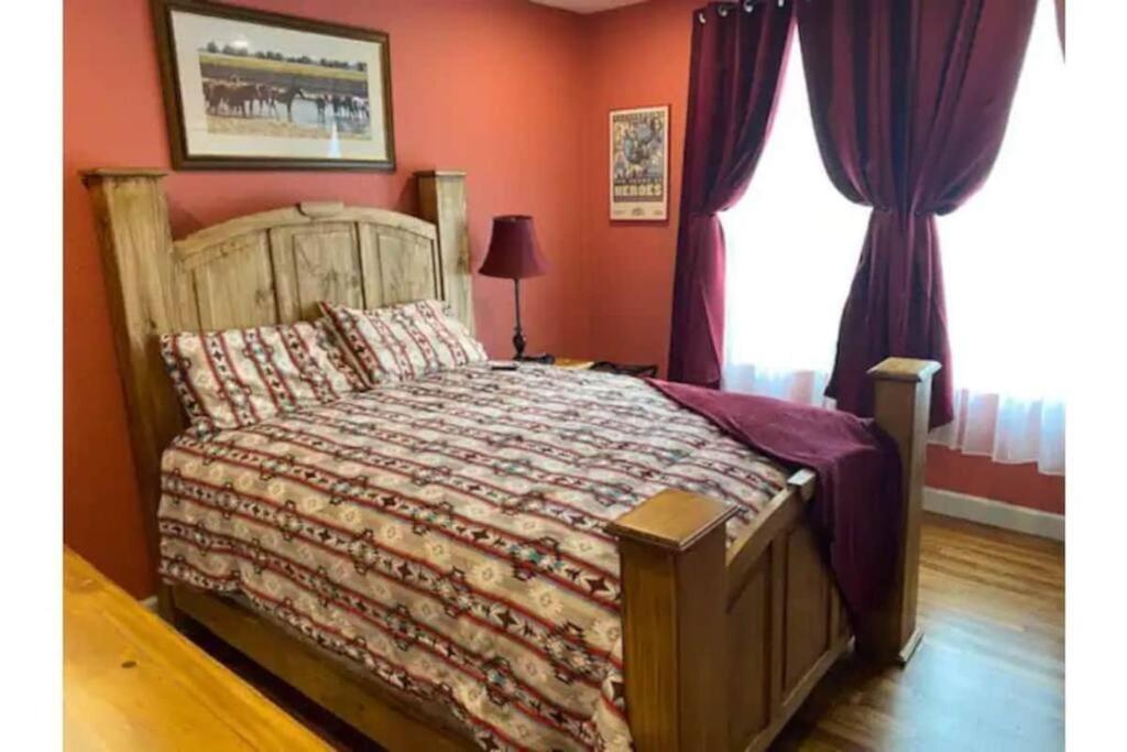 Stockyards!-1 Block Away ! Cowboy Sleeps 9 * Fort Worth