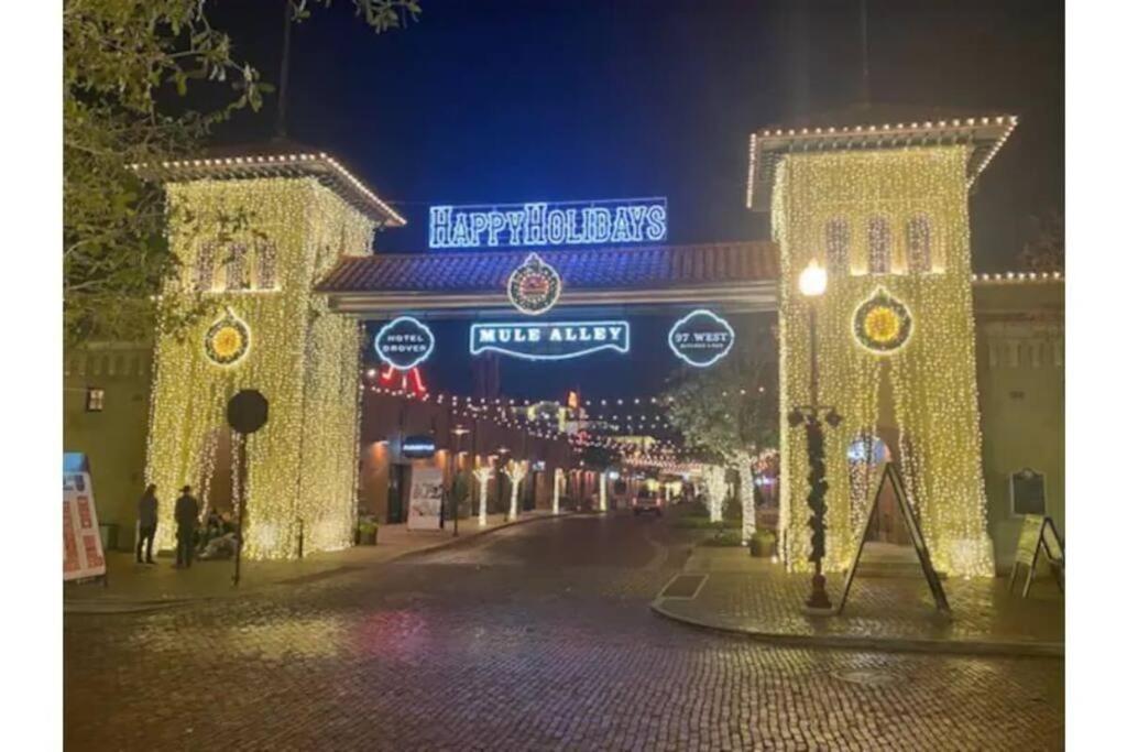Ferienhaus Stockyards!-1 Block Away ! Cowboy Sleeps 9