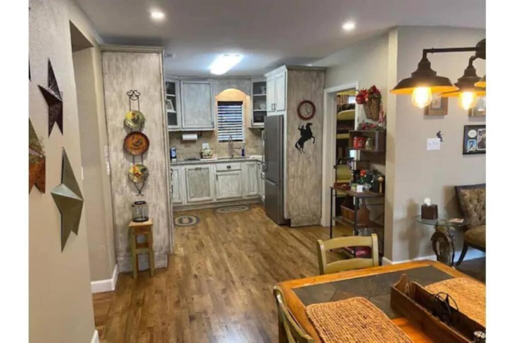Ferienhaus Stockyards!-1 Block Away ! Cowboy Sleeps 9