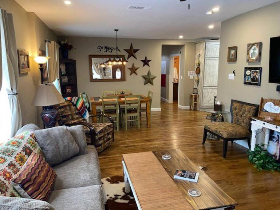 Stockyards!-1 Block Away ! Cowboy Sleeps 9 Ferienhaus