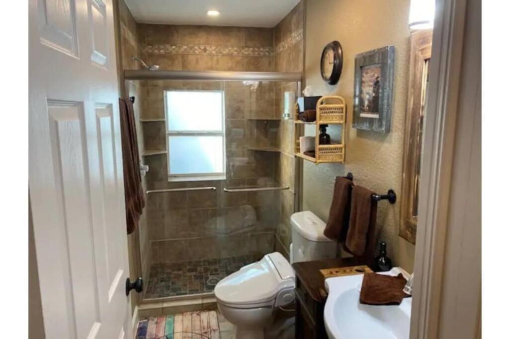 Stockyards!-1 Block Away ! Cowboy Sleeps 9 *