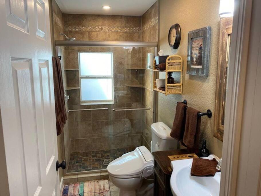 Stockyards!-1 Block Away ! Cowboy Sleeps 9