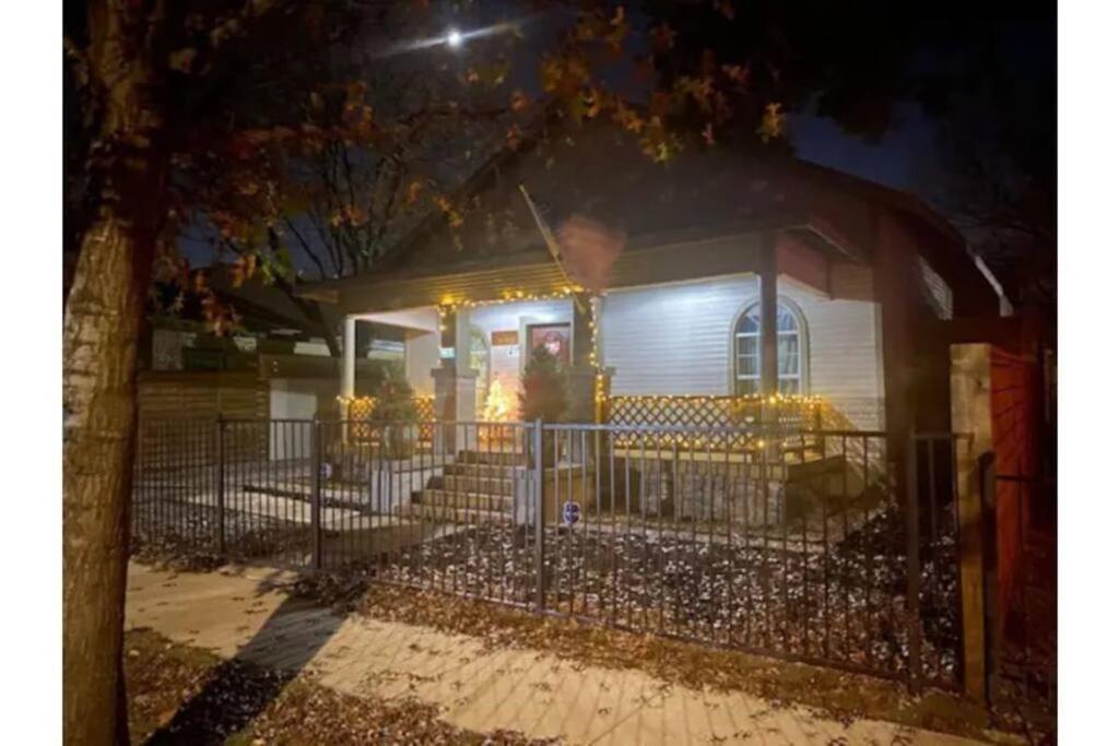 Stockyards!-1 Block Away ! Cowboy Sleeps 9 Ferienhaus