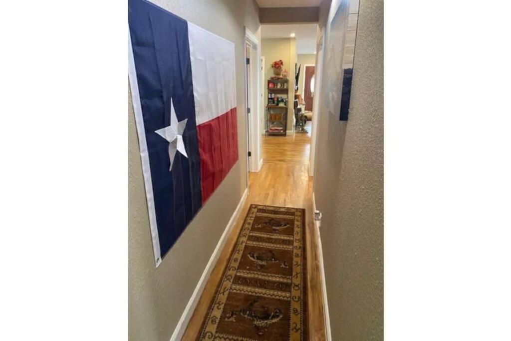 Stockyards!-1 Block Away ! Cowboy Sleeps 9