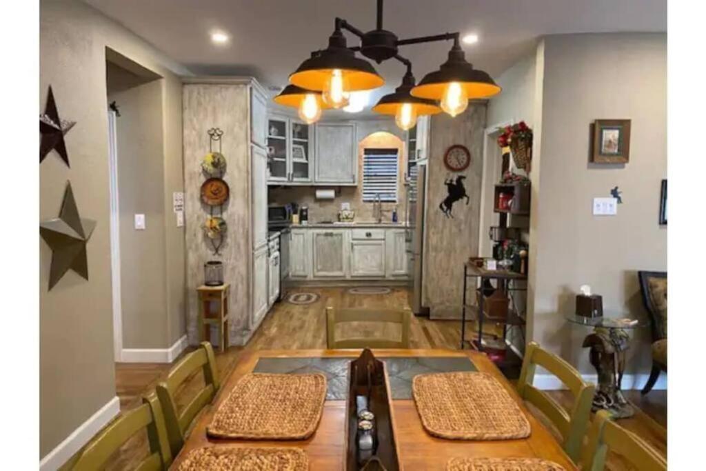Stockyards!-1 Block Away ! Cowboy Sleeps 9 Fort Worth