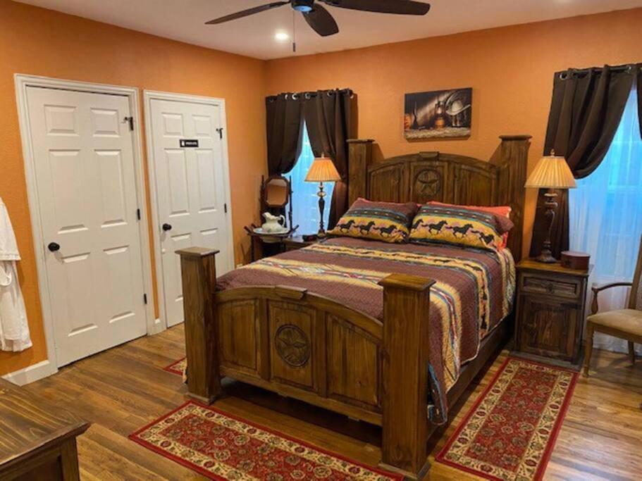 Stockyards!-1 Block Away ! Cowboy Sleeps 9 Ferienhaus
