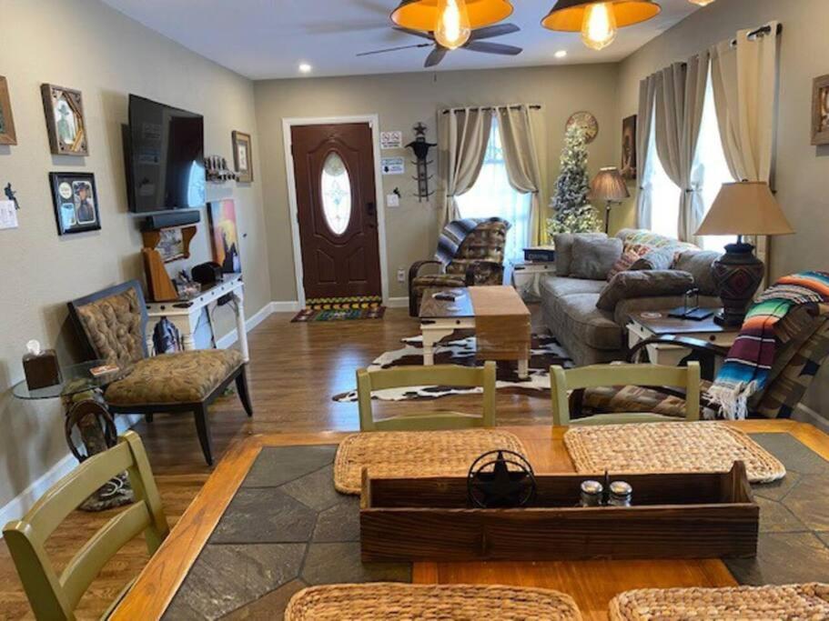 Stockyards!-1 Block Away ! Cowboy Sleeps 9 *
