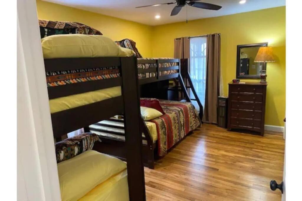 Stockyards!-1 Block Away ! Cowboy Sleeps 9 Casa de Férias Fort Worth