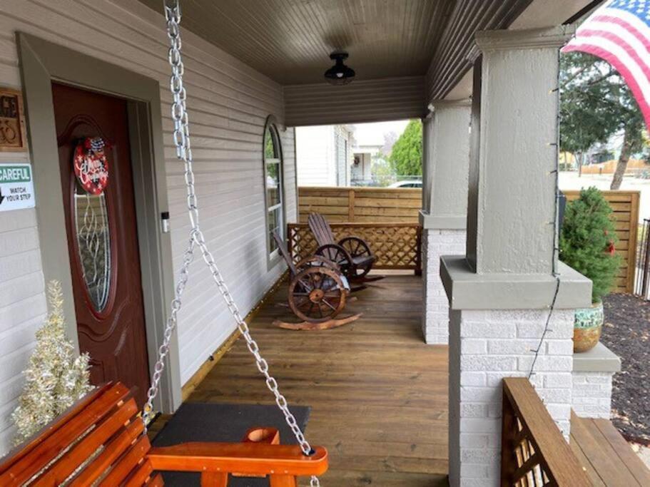 Casa de Férias Stockyards!-1 Block Away ! Cowboy Sleeps 9 *