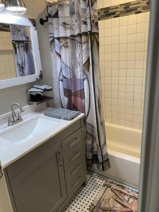 Casa de Férias Stockyards!-1 Block Away ! Cowboy Sleeps 9 Fort Worth